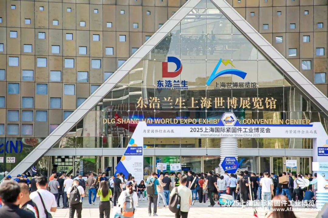 展会门口.jpg